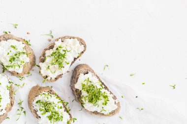 Sağlıklı kahvaltı: beyaz krem peynirli sandviç ve kruvasan.