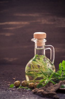 Bir şişe zeytinyağı dal biberiye Şubesi ilavesi ile dolu