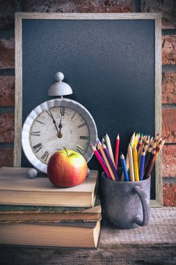Okula - tahta, saat, kitaplar ve okul malzemeleri