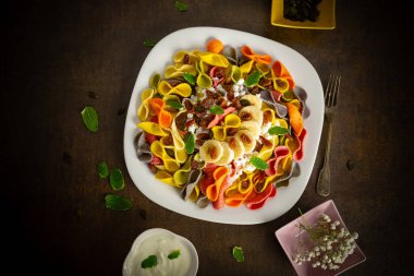 Lezzetli akşam yemeği - süzme peynirli, muzlu ve kuru üzümlü tatlı makarna