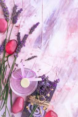 Aromatik lavanta, sabun ve taşlı spa.