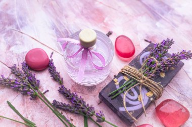 Aromatik lavanta, sabun ve taşlı spa.