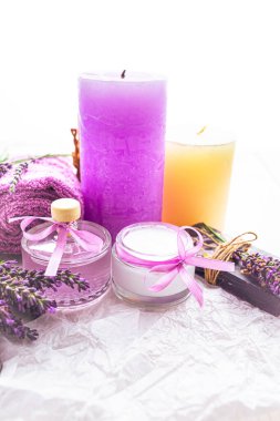 Ev yapımı lavanta kaplıcası: çiçek aromalı krema, parfüm ve sabun.