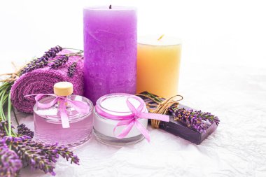 Ev yapımı lavanta kaplıcası: çiçek aromalı krema, parfüm ve sabun.