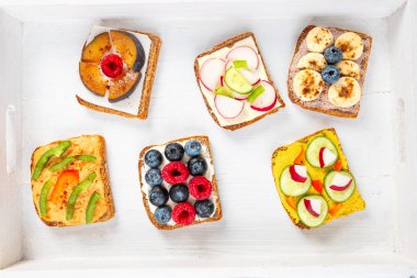 Meyve ve sebzeli renkli sandviçler