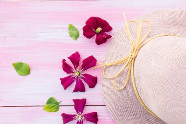 Pembe ahşap arka planda çiçekler