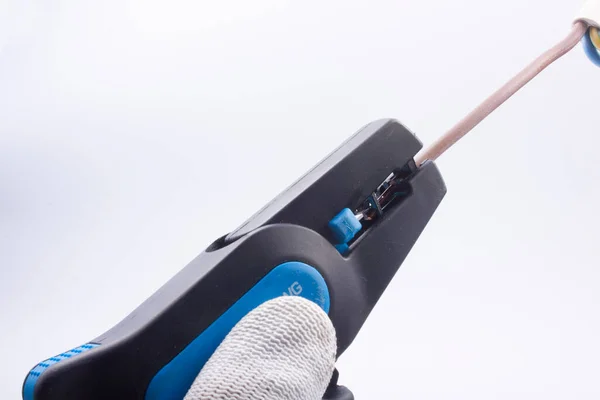 Elektriker Förbereder Kabeln För Anslutning Tar Bort Isoleringen Med Strippa Stockbild