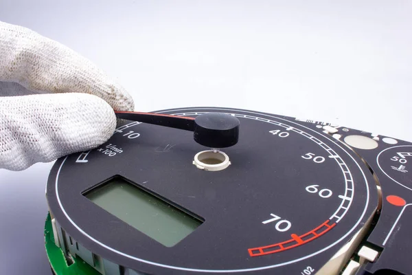 Eski otomobil kilometre sayacının sökülmesi, tamir edilmesi, sökülmesi