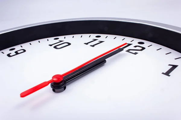 Minuit Arrive Horloge Bureau Noire Blanche Avec Pointeur Rouge Vers Images De Stock Libres De Droits