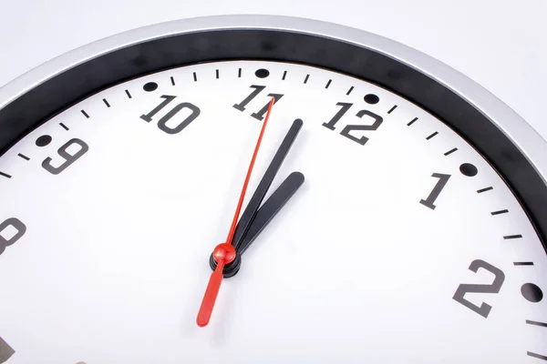 Minuit Arrive Horloge Bureau Noire Blanche Avec Pointeur Rouge Vers Photo De Stock