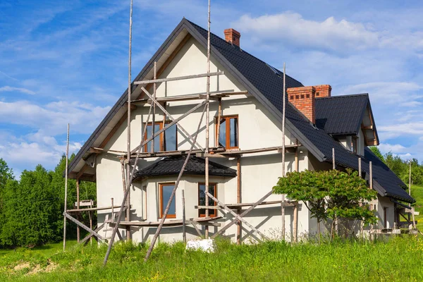 Traditionellt Hus Uppbyggnad Vårlandskap — Stockfoto