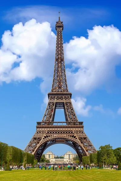 Eiffelturm Einem Schönen Tag Mit Ein Paar Wolken Und Schönen lizenzfreie Stockfotos