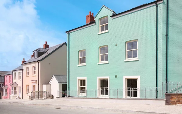 蓝天上一排五彩斑斓的现代英语住房 — 图库照片