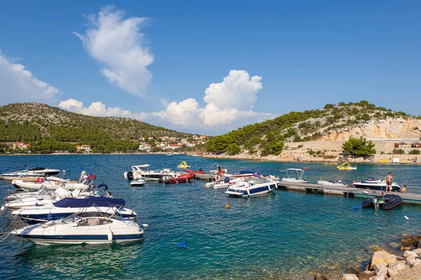 Soligt Blått Kustlandskap Kroatien Stockbild