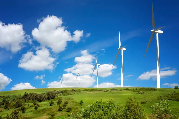 Green Hill Con Turbinas Eólicas Produciendo Electricidad Imágenes de stock libres de derechos