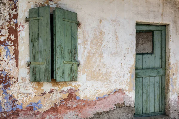 Старые Затвор Дверь Разрушенной Стене — стоковое фото