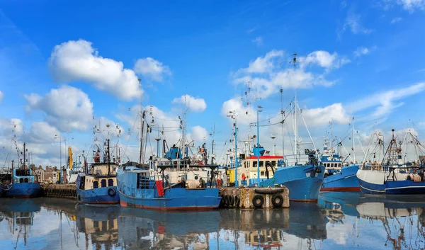 漁港の漁船と曇天 — ストック写真