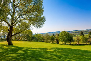 Baharda tepelerde golf sahası