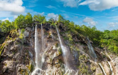 Plitvice 'de mavi gökyüzü ile güzel şelaleler