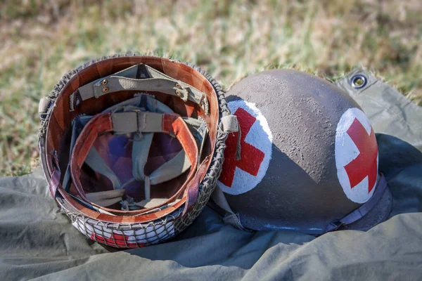 第二次世界大戦におけるメタルヘルメットアメリカ陸軍医師 — ストック写真