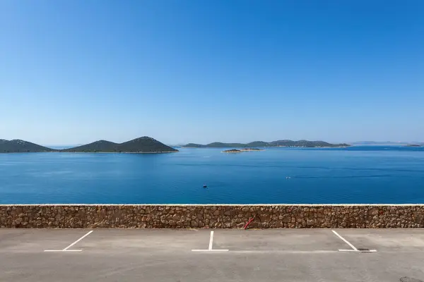 海滨停车场和美丽的亚得里亚海岛屿 图库图片