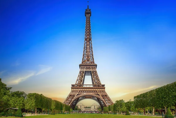 法国巴黎埃菲尔铁塔和马尔斯广场 免版税图库照片