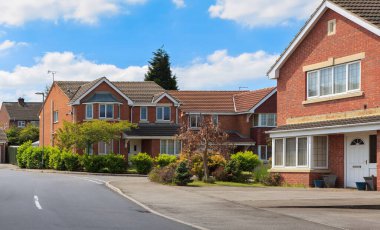 Yeni ve modern İngiliz evleri tipik İngiliz caddesi