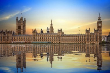 Parlamento binaları ve Big Ben kulesi Londra 'yı yansıttı