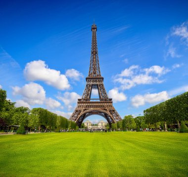 Eyfel Kulesi Paris 'te büyük bir turistik cazibe merkezi.