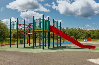 Parkta bahçesinde kaydırak olan renkli çocuk oyun parkı