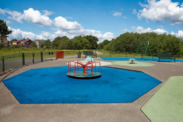 Parktaki bahçedeki renkli oyun parkı