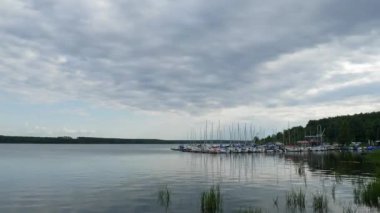 Bir yaz akşamında küçük bir teknenin kıyısındaki nehir manzarası