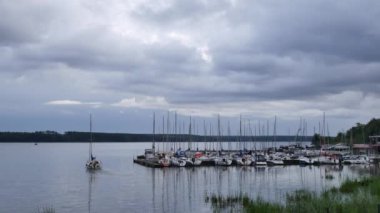 Stockholm şehrindeki nehir manzarası.