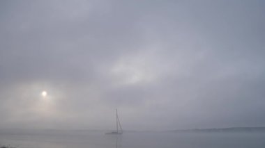 Su yüzeyinde sis ve bulut