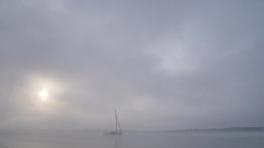 Denizde sisli bir sabah.