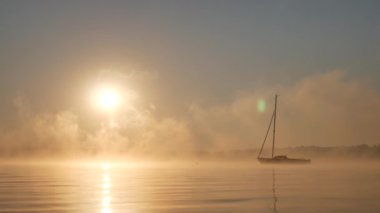 Gölün üzerinde gün doğumu