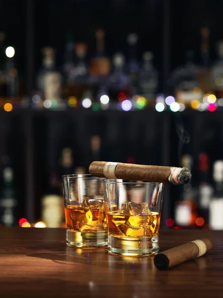 Vista Vicino Del Sigaro Due Bicchieri Whisky Sul Retro Colori — Foto Stock