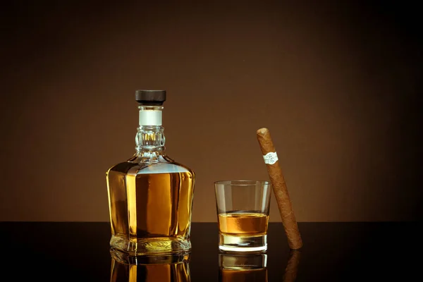 Close Zicht Sigaar Fles Whisky Glas Kleur Terug — Stockfoto
