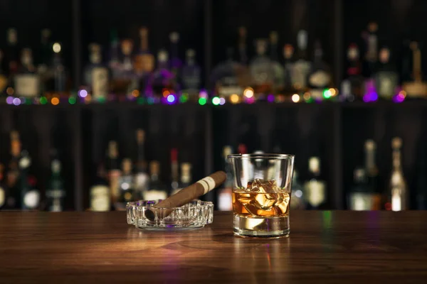 Zblízka Pohled Doutník Sklenici Whisky Barevné Zpět — Stock fotografie