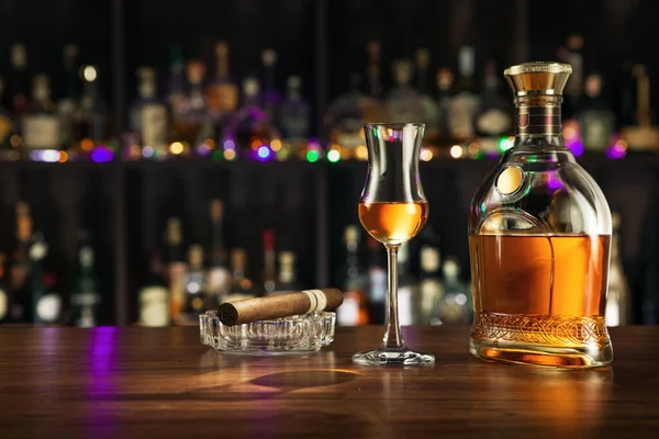 Close View Cigar Bottle Rum Glass Aside Color Back — 图库照片