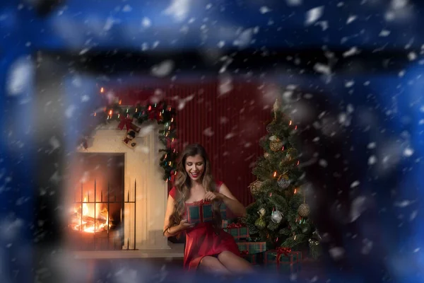 Retrato Mulher Bonita Vestido Vermelho Perto Árvore Natal — Fotografia de Stock