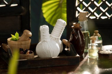 Renkli tropik otantik sırt üzerindeki spa temalı nesnelerin görünümü