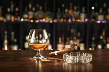 Logo ya da tuzak izi yok! SİZE LABELS yaptı! Sigara ve cam manzarasını arkadaki renge göre kapat.