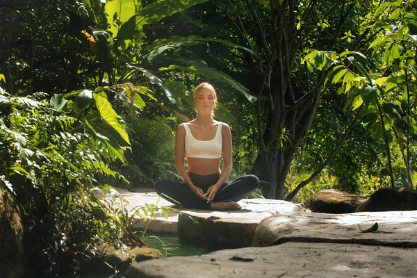 Porträtt Ung Kvinna Som Utövar Yoga Tropisk Miljö — Stockfoto