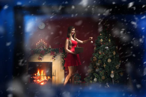 Retrato Mujer Bonita Vestido Rojo Cerca Del Árbol Navidad —  Fotos de Stock