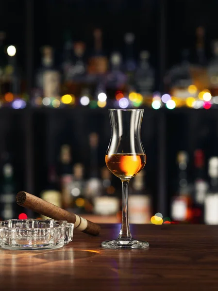 Vista Ravvicinata Vetro Rum Con Sigaro Sulla Parte Superiore Colore — Foto Stock