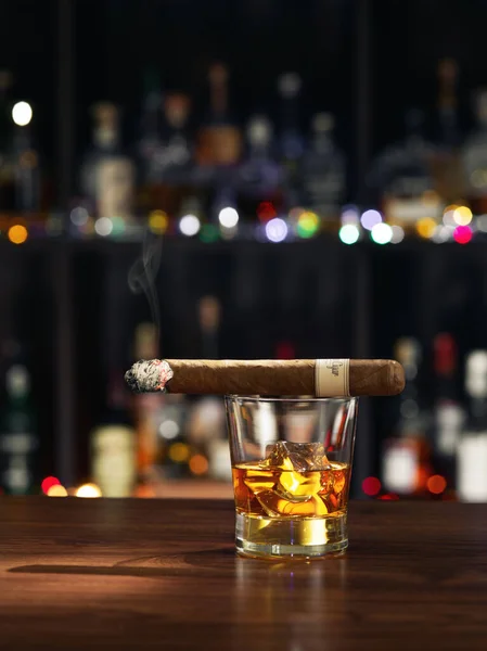 Vue Rapprochée Verre Burbon Avec Cigare Sur Dessus Sur Dos — Photo