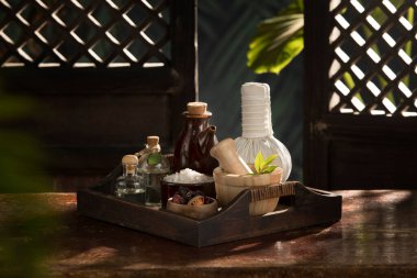 Renkli tropik otantik sırt üzerindeki spa temalı nesnelerin görünümü