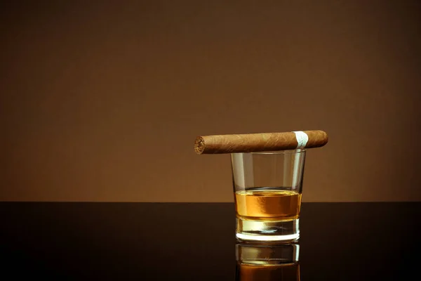 Geschlossener Blick Auf Ein Glas Whiskey Mit Zigarre Auf Weißem — Stockfoto