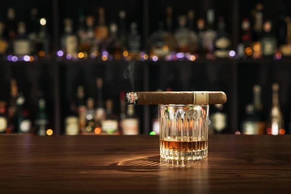 Vue Fermée Verre Whisky Avec Cigare Sur Dessus Sur Dos — Photo